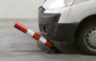 Słupek parkingowy blokujący FLEXPIN | PCV, 100 cm, na stopie, uchylny